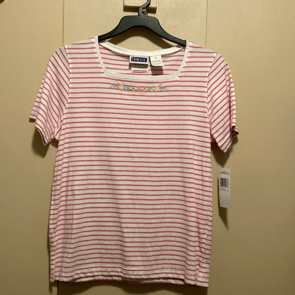Erika&Co Pink/Wt Striped SS Boat Neck Embroidered Women’s Knit Shirt Sz ?S; NWT